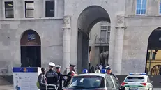 Le forze dell'ordine intervenute in piazza Vittoria © www.giornaledibrescia.it