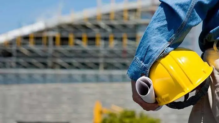 Il caschetto è una delle misure di protezione necessarie per chi lavora in cantiere