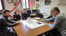 L'incontro in Comune tra il sindaco Sambrici e i biker di Coste and furious - © www.giornaledibrescia.it