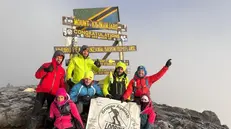 Il gruppo di Lodrino che ha raggiunto il Kilimangiaro - © www.giornaledibrescia.it