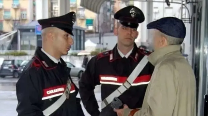 Carabinieri assistono un uomo anziano