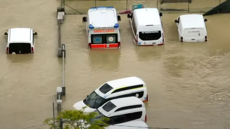 Alcuni mezzi dei soccorsi rimasti nell'acqua in Emilia Romagna