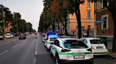 Le auto della polizia locale in via XX Settembre