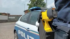 Uno dei nuovi taser in dotazione della polizia a Brescia
