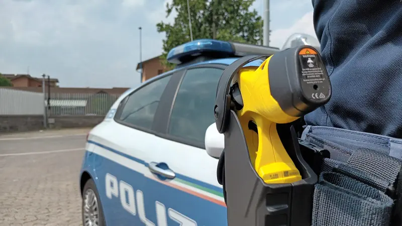 Uno dei nuovi taser in dotazione della polizia a Brescia