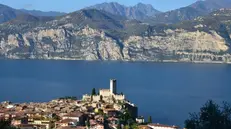 La visuale dal belvedere della Rocchetta, in basso Malcesine e di fronte a sé il lago di Garda - Foto @ruggerobontempi.jpg