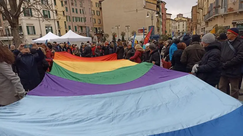 Una bandiera della pace in largo Formentone (foto d'archivio)