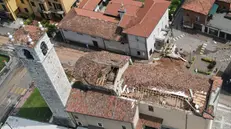 Il tetto danneggiato della parrocchia di Ciliverghe - © www.giornaledibrescia.it