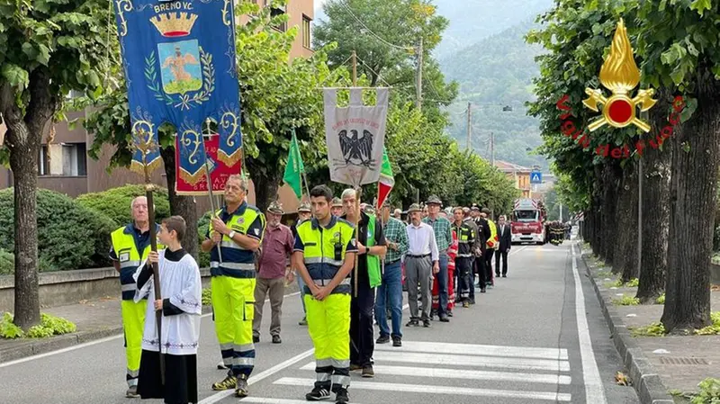 Il saluto dei vigili del fuoco al funerale a Breno di Giacomo Botticchio