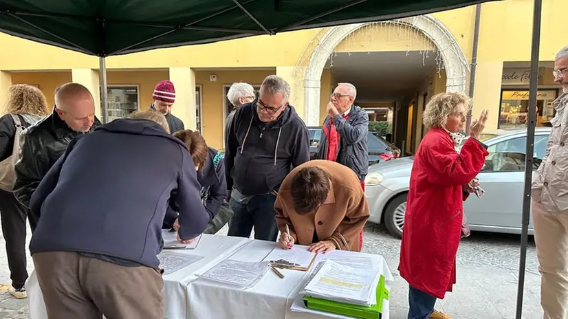 La prima tappa della raccolta firme è durata un paio d'ore - © www.giornaledibrescia.it