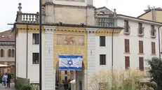 A Salò la bandiera di Israele con la colomba - © www.giornaledibrescia.it
