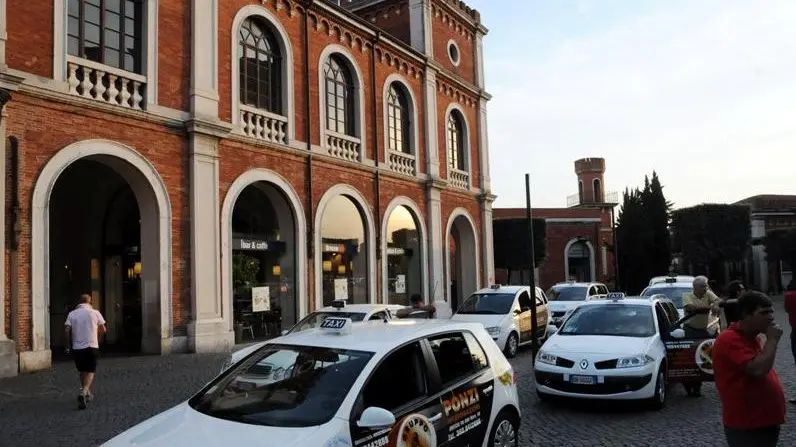 Taxi fuori dalla Stazione di Brescia - © www.giornaledibrescia.it