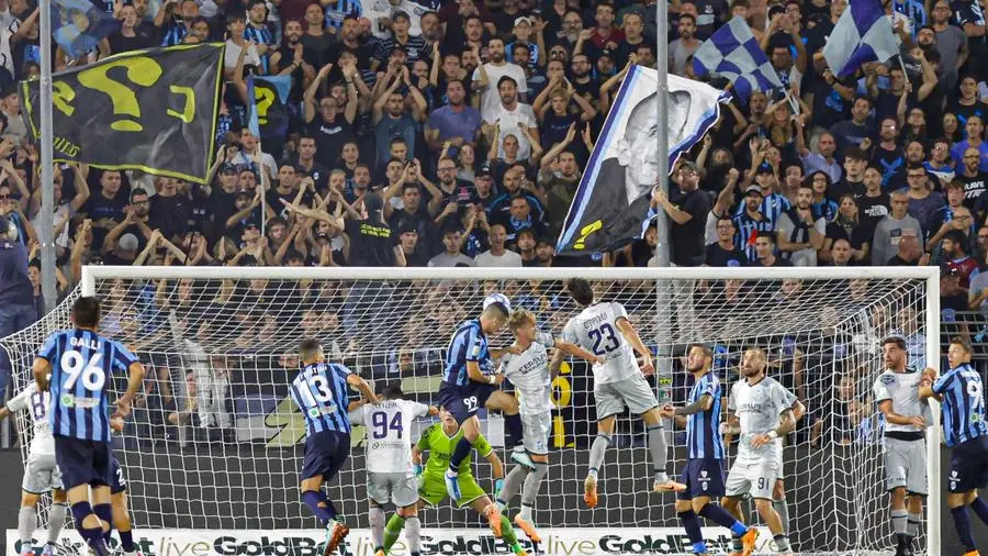 Il gol di Nicolò Buso, attaccante del Lecco, nella sfida del Rigamonti-Ceppi contro la FeralpiSalò - Foto New Reporter Nicoli © www.giornaledibrescia.it