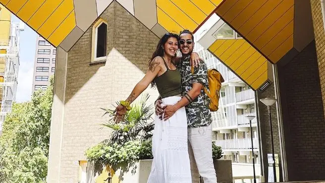 Nicola e Silvia di Prato hanno cambiato vita: sono content creator e viaggiano per il mondo