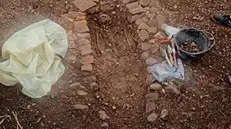 Le tombe ovali e le ossa umane ritrovate a Calvisano - © www.giornaledibrescia.it