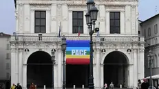 La bandiera della pace sulla facciata di Palazzo Loggia - Foto Marco Ortogni/Neg © www.giornaledibrescia.it