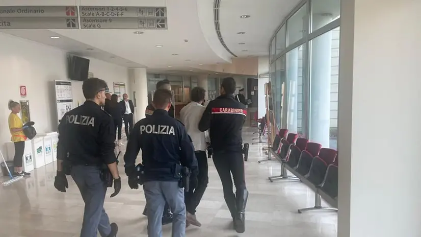 L'uomo viene arrestato e allontanato dal tribunale - Foto © www.giornaledibrescia.it