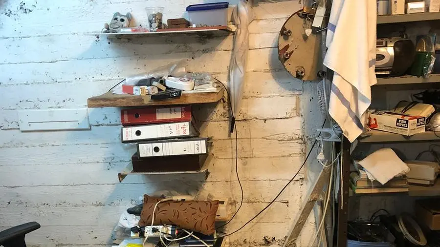 Il bunker a Tel Aviv dove sono rifugiati i bresciani