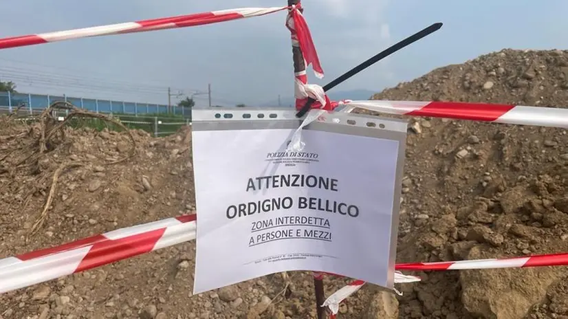 La zona recintata dove è stato trovato l'ordigno allo scalo merci