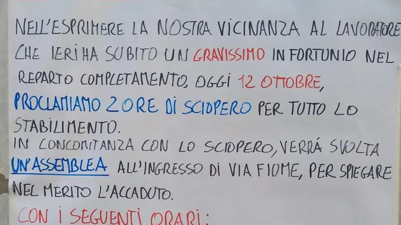 Il comunicato sindacale all'Iveco - Foto © www.giornaledibrescia.it