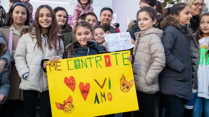 I fan assiepati in attesa di Me contro Te