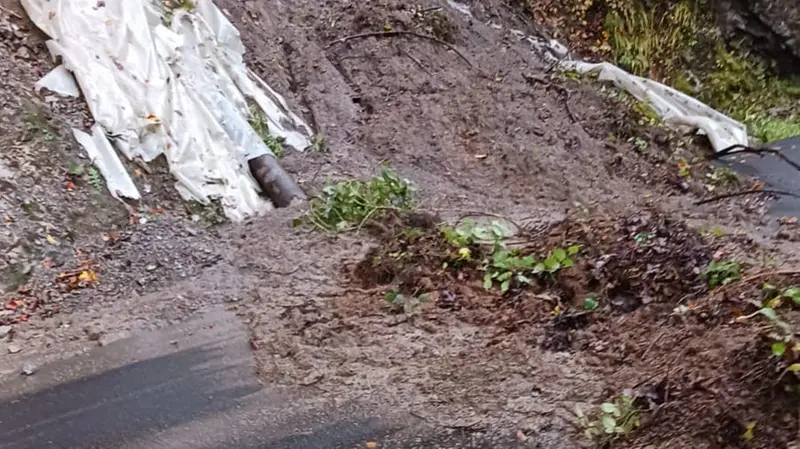 La Sp 113 a Valvestino è stata invasa dalla terra - Foto Provincia di Brescia/Facebook