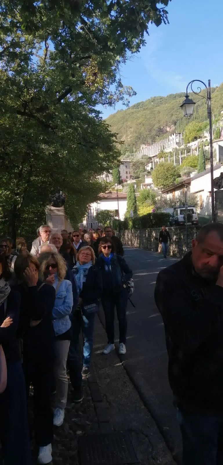 Più di mille persone in coda per la visita a Villa Feltrinelli a Gargnano