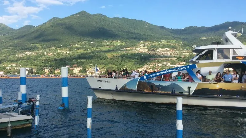 Un traghetto sul lago d'Iseo