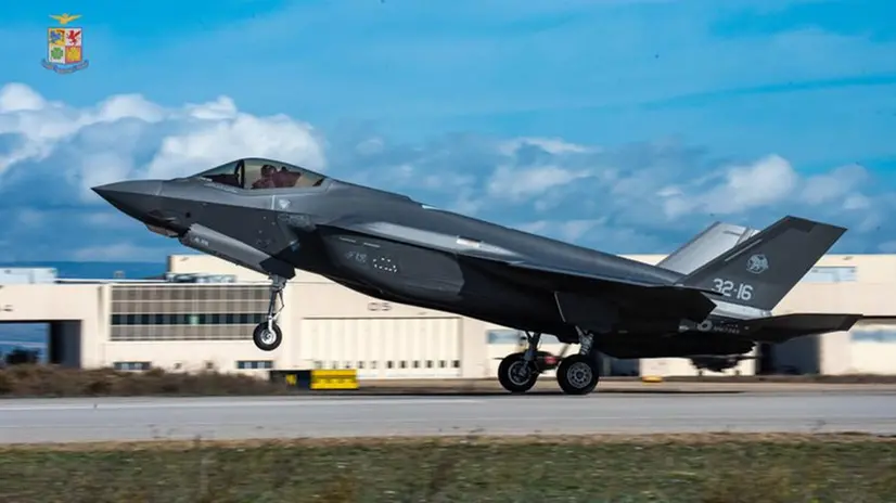 Caccia F-35 italiani in volo verso l'Islanda. Missione di routine della  Nato nell'estremo Nord? Non proprio – Libero Quotidiano