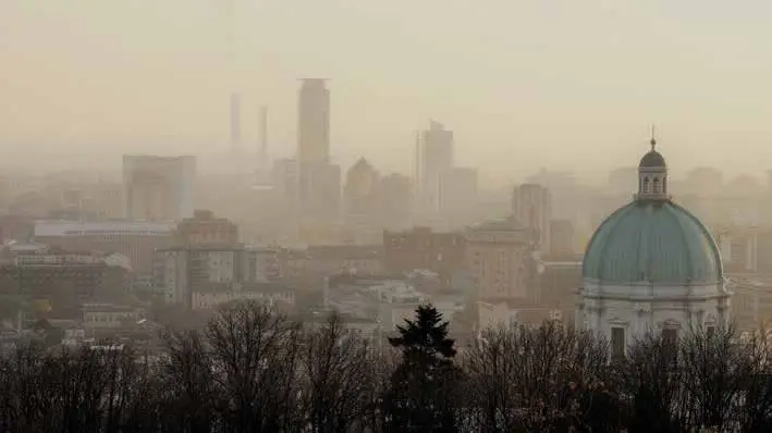 Brescia assediata da una cappa di smog