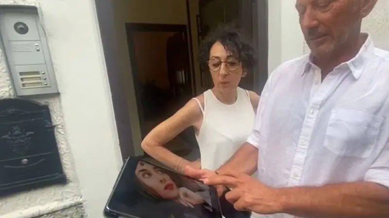 Nadia e Raffaele, genitori di Greta Nedrotti, mostrano le foto della figlia - Foto © www.giornaledibrescia.it