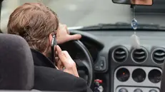 Alla guida con il cellulare - Foto © www.giornaledibrescia.it