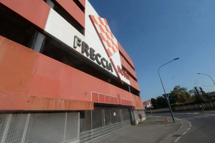 L'esterno del centro commerciale Freccia Rossa - Foto Marco Ortogni Neg © www.giornaledibrescia.it