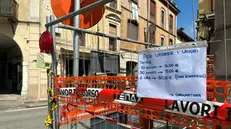 Il cartello con il tariffario per guardare i lavori in piazza Mazzini a Pontevico - Foto © www.giornaledibrescia.it