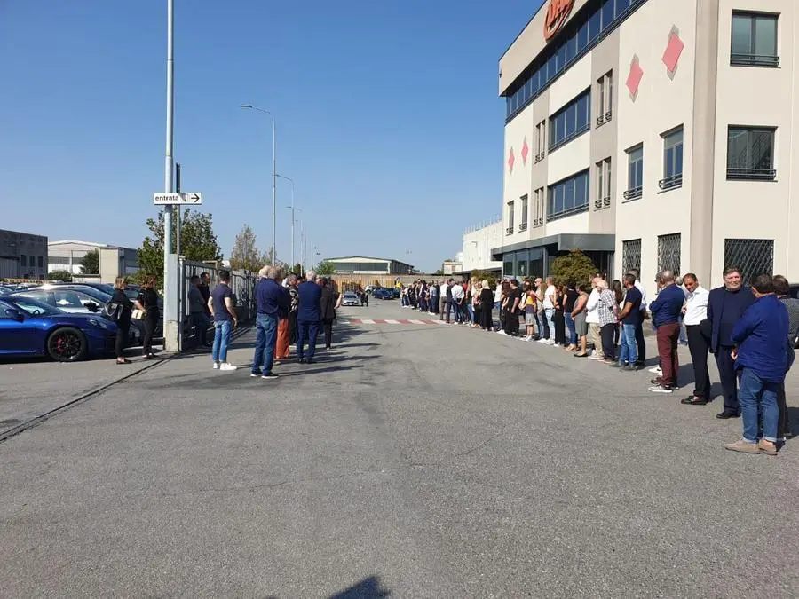 Il feretro di Scuola omaggiato dai dipendenti fuori dall'azienda di Flero