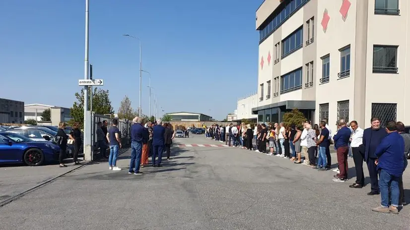 Il feretro di Scuola omaggiato dai dipendenti fuori dall'azienda di Flero