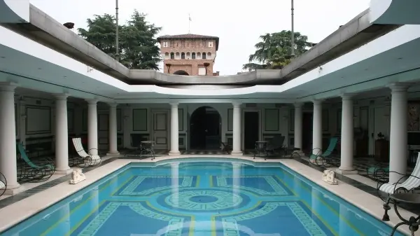 Il palazzo ha una piscina con copertura apribile