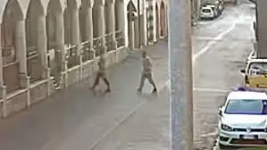 I malviventi sono stati immortalati dalle telecamere - © www.giornaledibrescia.it