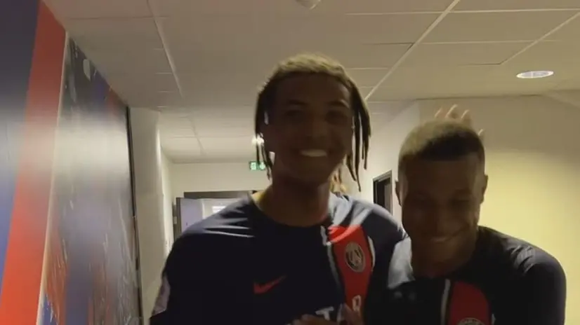 Ndour abbracciato da Mbappé