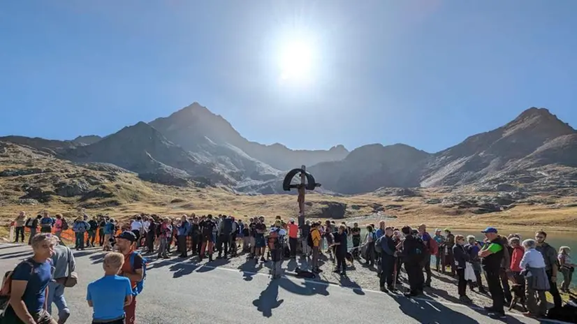 La camminata solidale per la campagna Salviamo il Lago Bianco