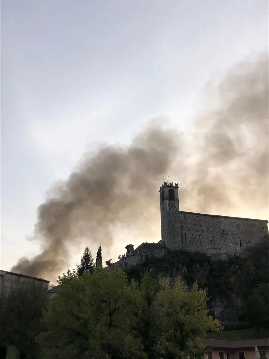 La colonna di fumo nel centro del paese