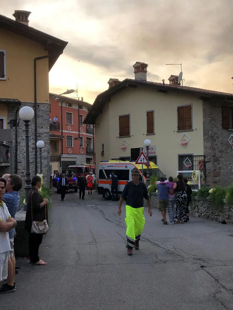 La colonna di fumo nel centro del paese