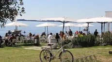 Un bar sul lungolago del Garda - Foto © www.giornaledibrescia.it