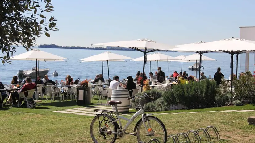 Un bar sul lungolago del Garda - Foto © www.giornaledibrescia.it