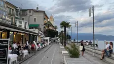 Turisti a Gardone Riviera - © www.giornaledibrescia.it
