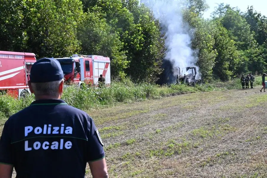 Il trattore che ha preso fuoco in un campo a Roncadelle