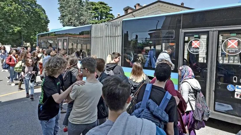 Studenti alla fermata dell'autobus di largo Torrelunga - Foto New Eden Group © www.giornaledibrescia.it