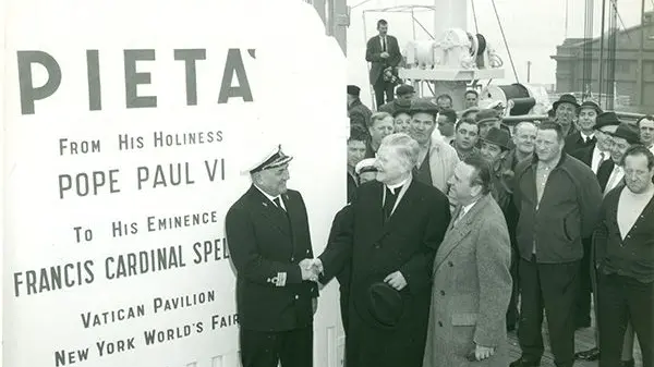 L'arrivo a New York: l'opera viene accolta dal card. Francis Spellman - Foto © F. Giordani