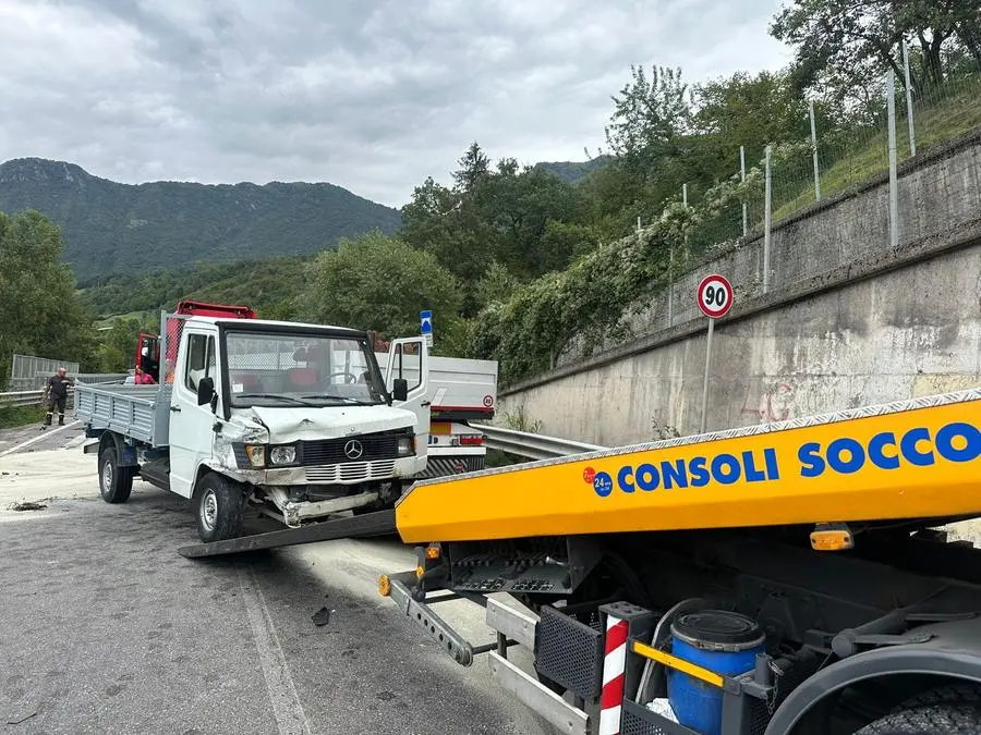 I mezzi coinvolti nell'incidente sulla Sp 510 a Sale Marasino