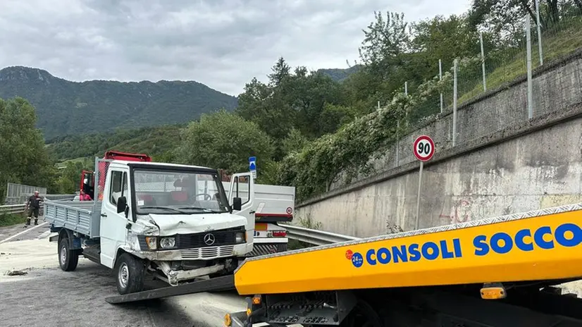 I mezzi coinvolti nell'incidente sulla Sp 510 a Sale Marasino